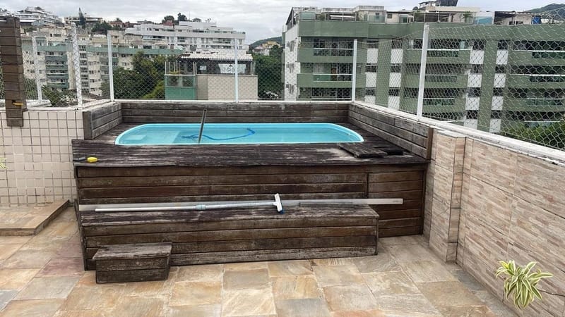 Deck de madeira comum apodrecido antes da reforma, Freguesia, Rio de Janeiro