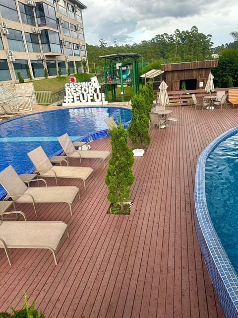 Deck de madeira ecológica EcoÚtil em piscina de condomínio