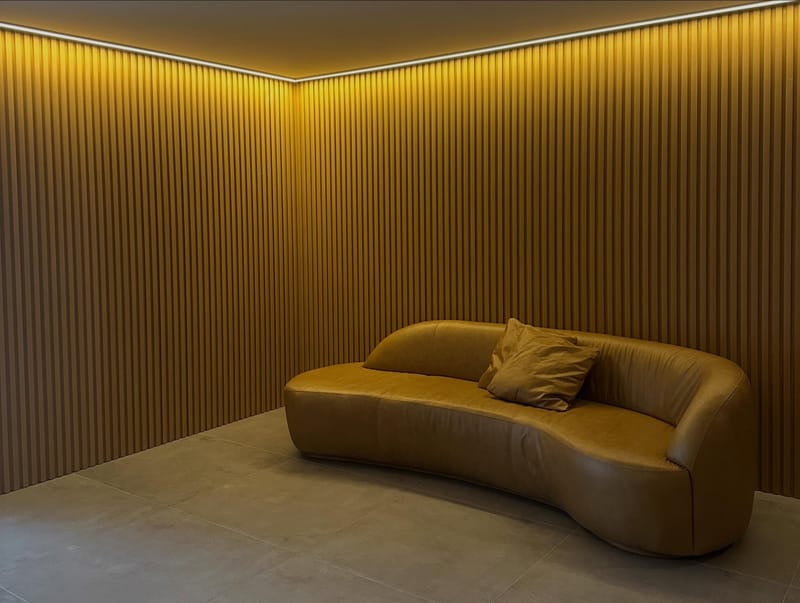 Hall residencial revestido com ripado de madeira ecológica EcoÚtil e iluminação embutida, projeto de arquitetura no Rio de Janeiro
