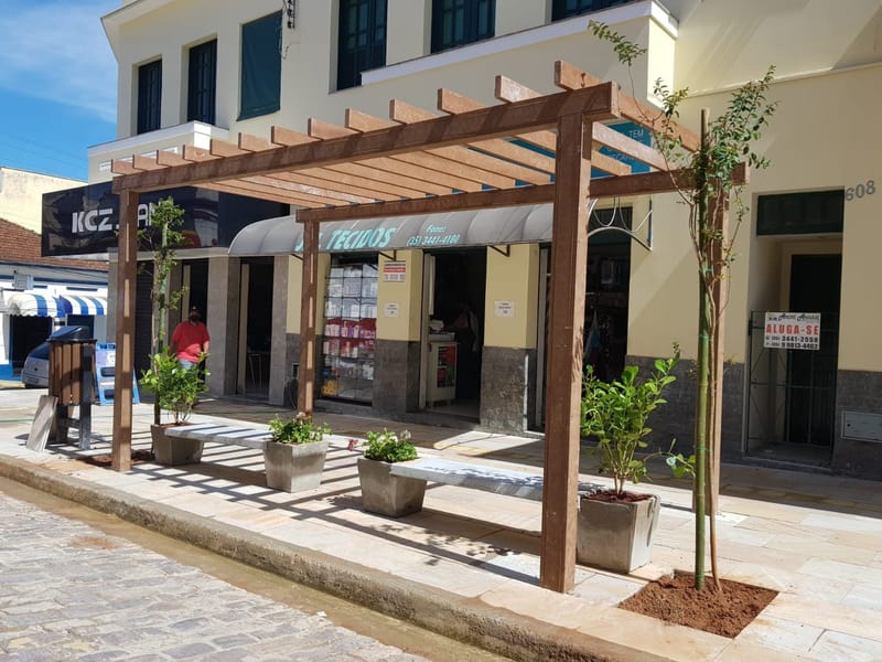 Pergolado de madeira ecológica EcoÚtil em calçada comercial