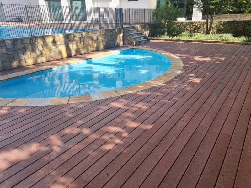Deck de piscina em madeira ecológica EcoÚtil em condomínio no Recreio dos Bandeirantes, Rio de Janeiro