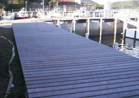 Deck de marina em madeira ecológica EcoÚtil entregue para construtora em Angra dos Reis