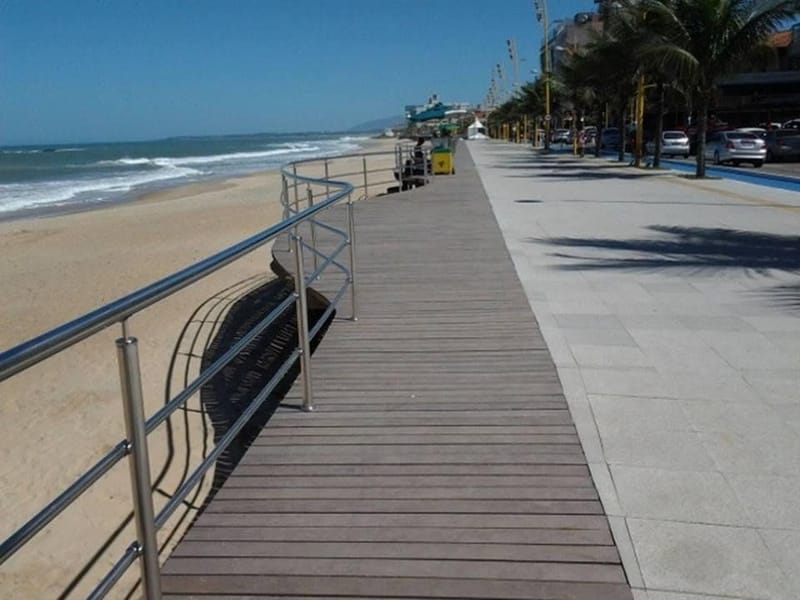 Orla pública com passeio em deck de madeira ecológica EcoÚtil à beira da praia