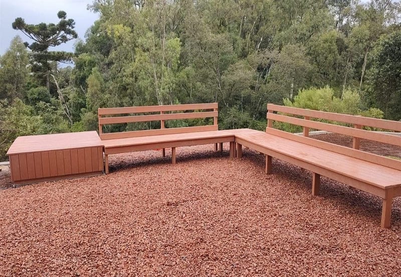 Bancos em madeira ecológica EcoÚtil em parque público