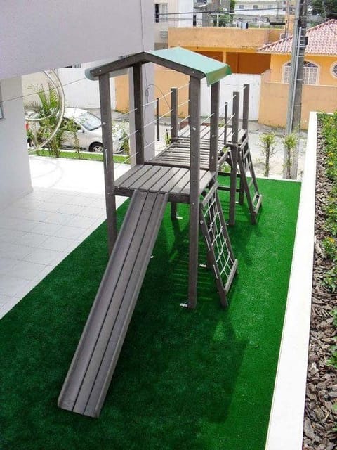 Playground infantil em madeira ecológica EcoÚtil em condomínio