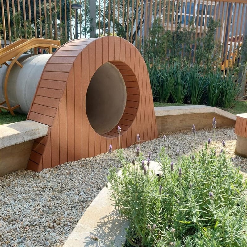 Túnel de playground em madeira ecológica EcoÚtil em jardim de condomínio