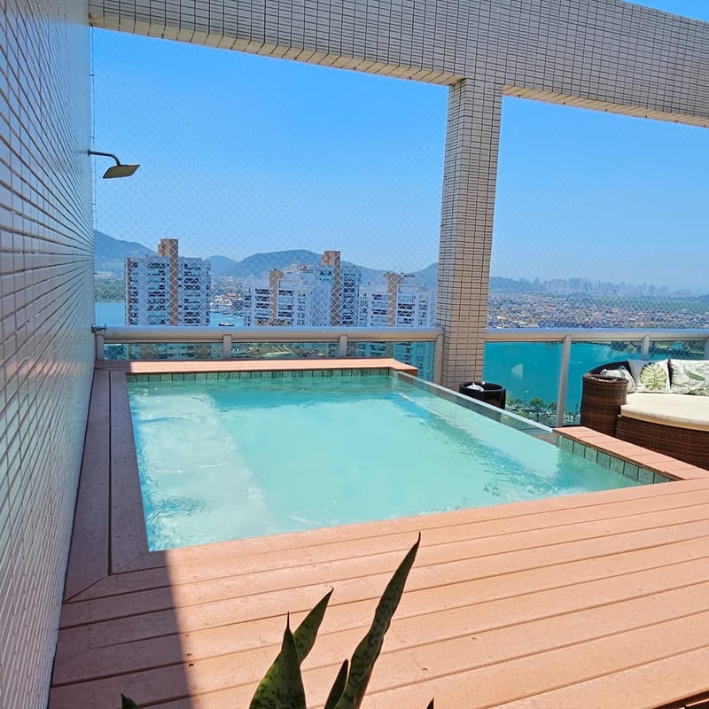 Deck de cobertura com piscina e vista da cidade, madeira ecológica EcoÚtil