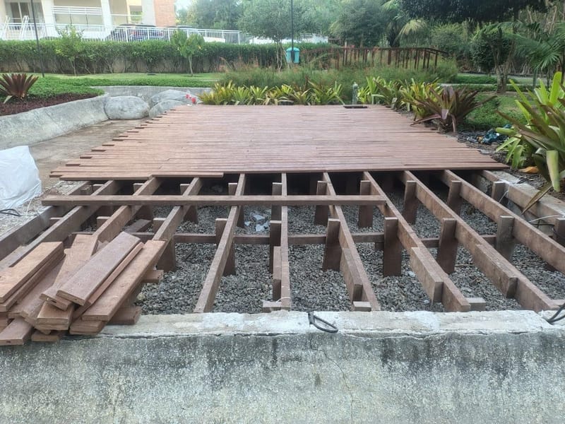 Estrutura do deck do condomínio em obra, Barra da Tijuca