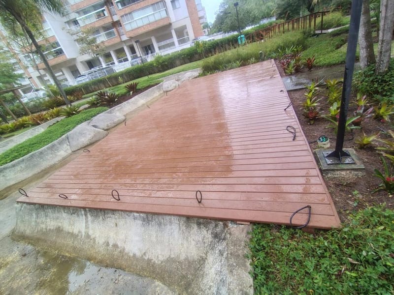 Deck do condomínio finalizado em madeira ecológica, Barra da Tijuca