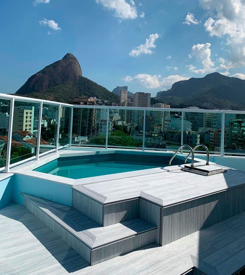 Deck de madeira ecológica cor Branco Carrara em cobertura com vista para a Pedra da Gávea