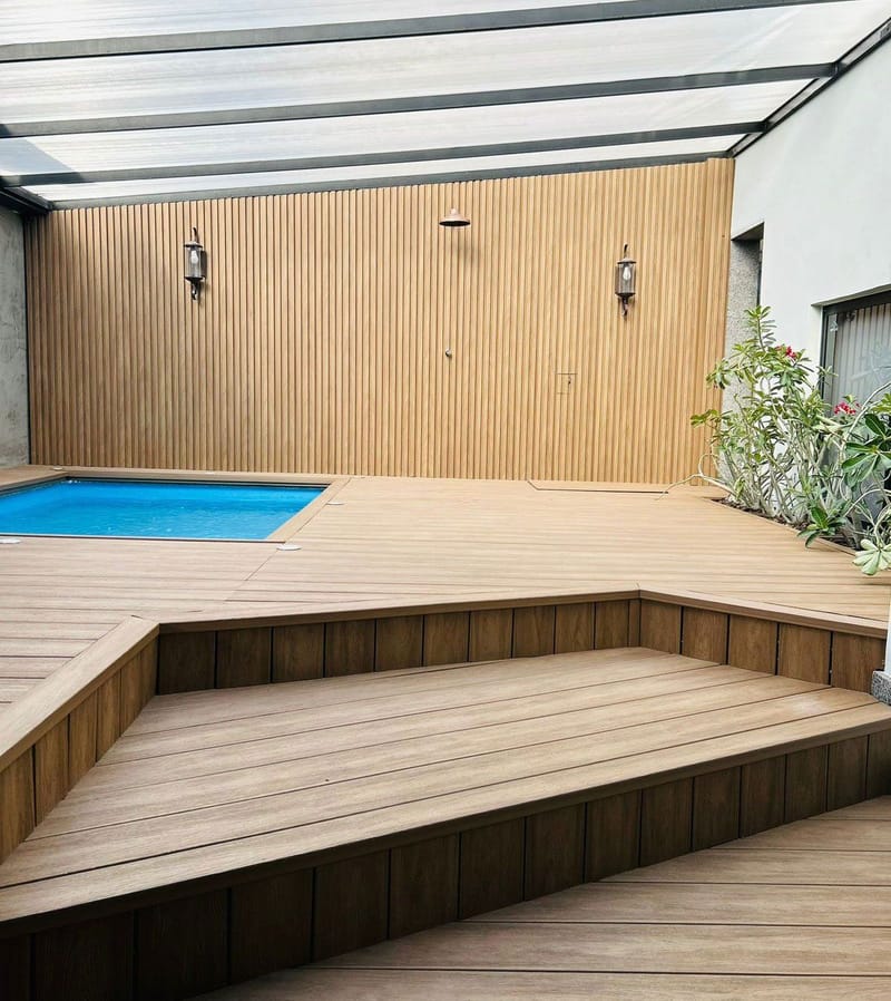Deck de madeira ecológica cor Carvalho com degraus e piscina coberta