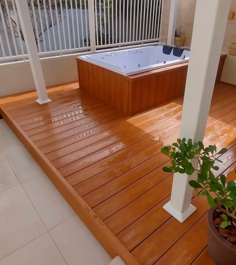 Deck de madeira ecológica cor Itaúba Oro com spa em varanda