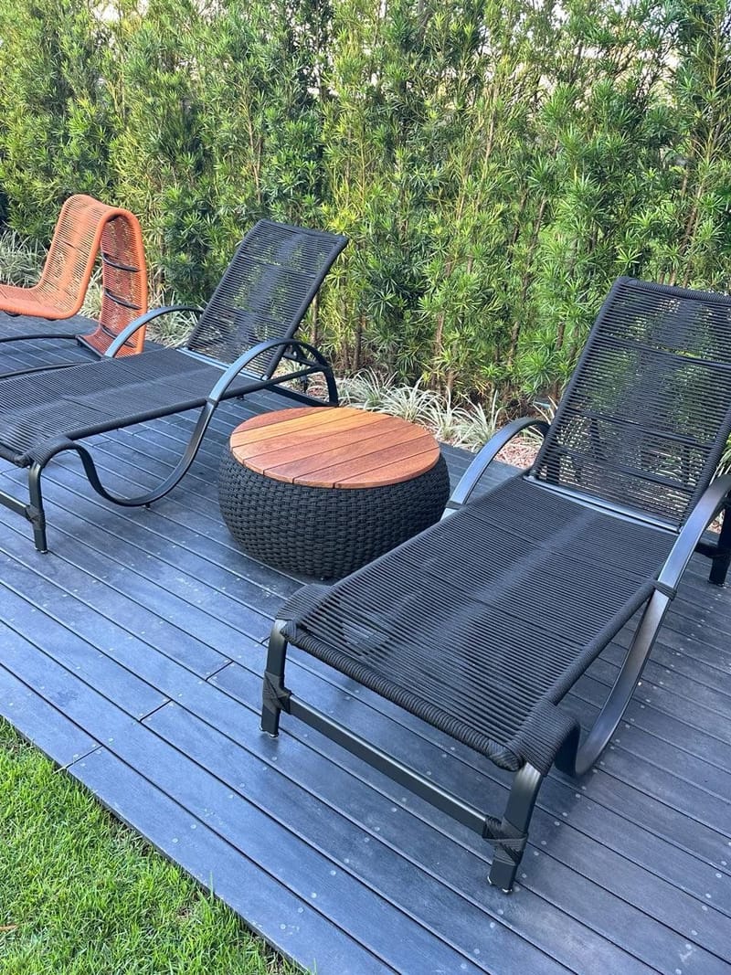 Deck EcoDeck Supremo cinza com espreguiçadeiras em jardim residencial
