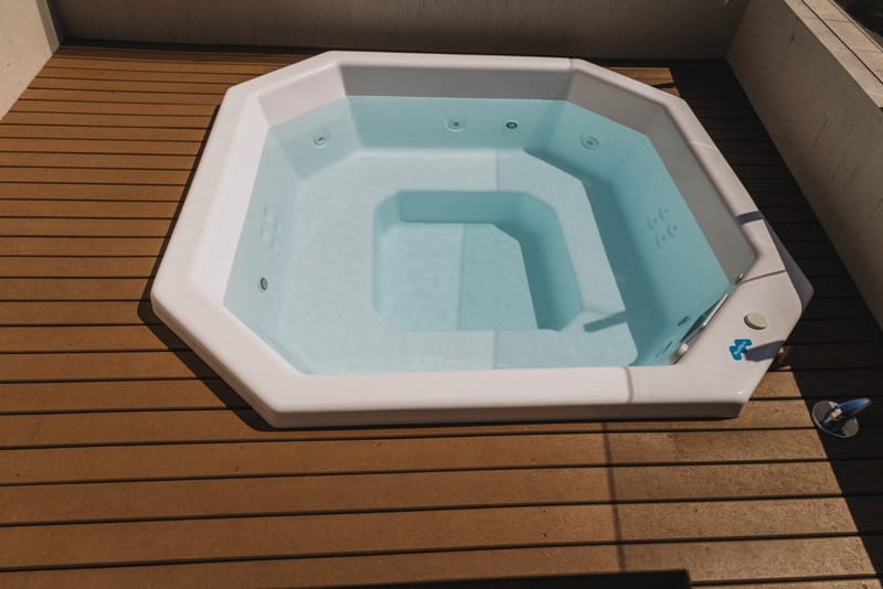 Spa octogonal embutido em deck EcoDeck Supremo, fixação oculta