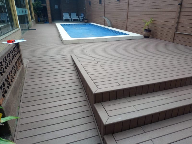 Deck de piscina com degraus em EcoDeck Supremo em residência no RJ