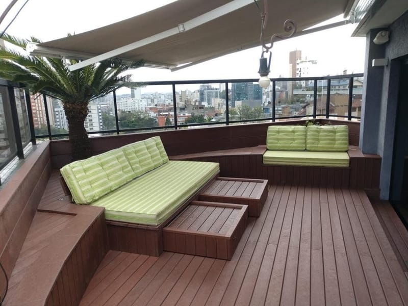 Lounge com bancos e floreiras em deck EcoDeck Supremo em cobertura