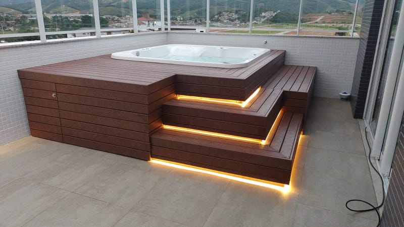 Spa em cobertura revestido com EcoDeck Supremo e degraus com iluminação embutida