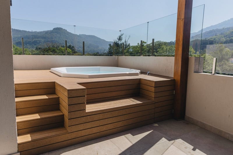 Spa com degraus em EcoDeck Supremo em varanda com vista para a serra