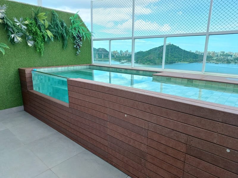 Piscina de cobertura com EcoDeck Supremo e parede vegetal no Rio de Janeiro