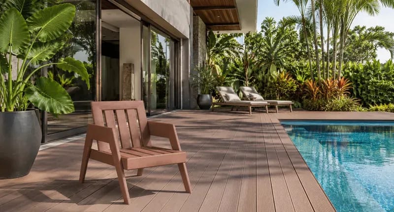 Poltrona Relax Eco Móveis em madeira ecológica na borda da piscina, móvel para área externa EcoÚtil