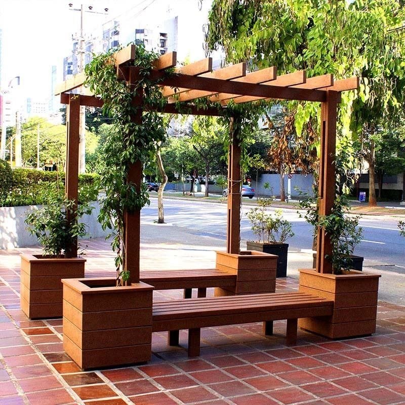 Pergolado com banco e cachepot em madeira ecológica em praça