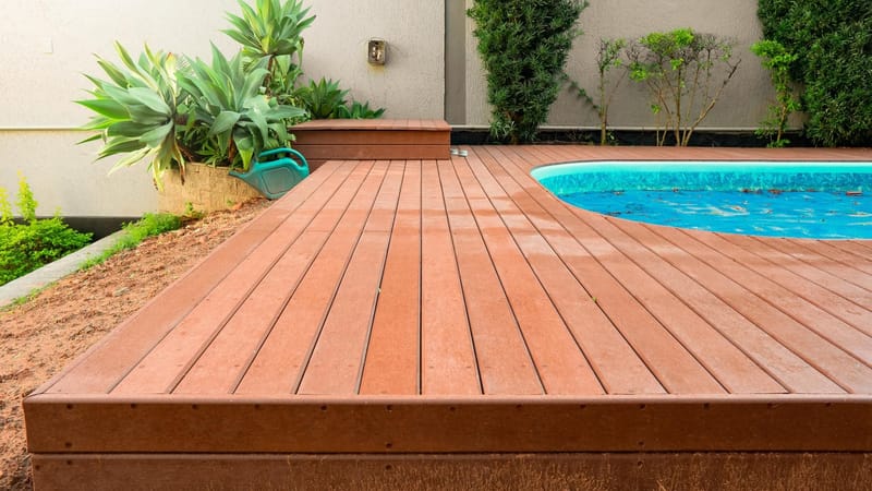 Deck de madeira ecológica na borda da piscina, resistente a cloro