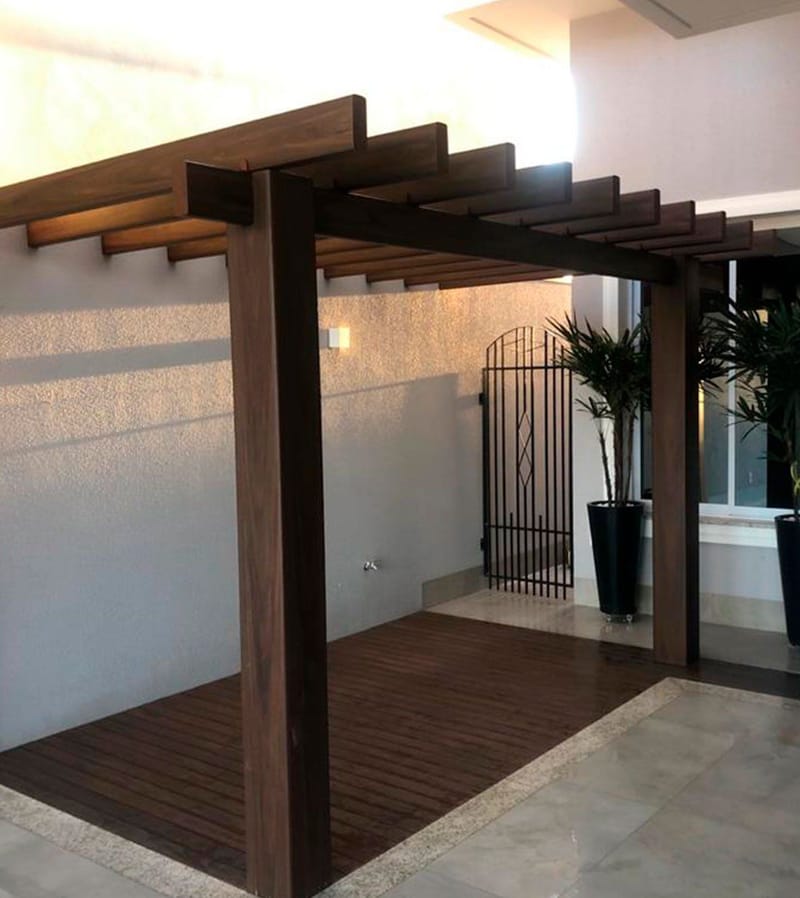 Pergolado Linha Prime em hall de entrada com portão de ferro