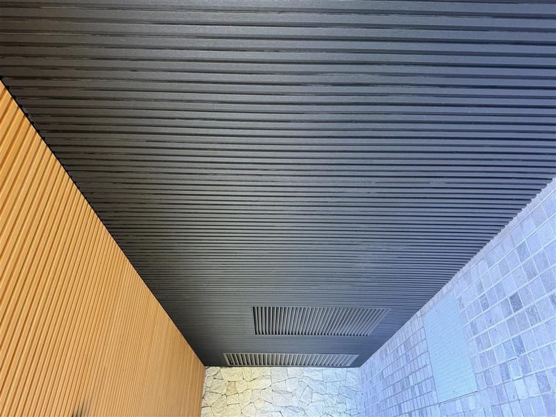 Corredor comercial com EcoRipado de madeira ecológica em parede e teto
