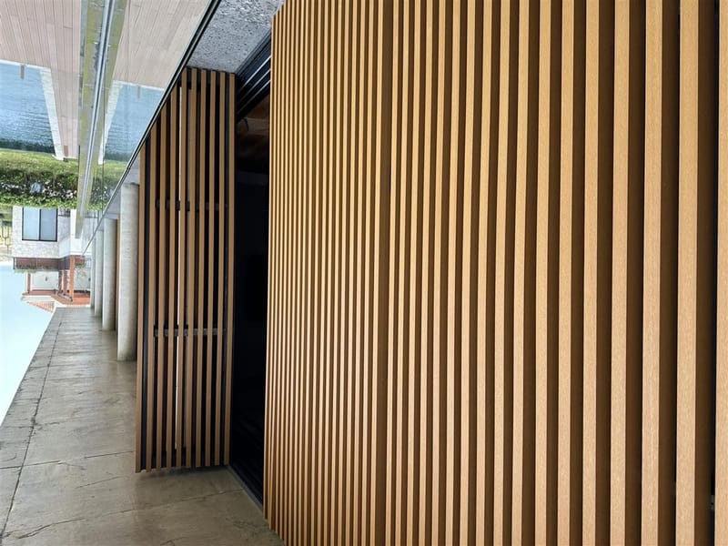 Parede de área de piscina revestida em EcoRipado de madeira ecológica