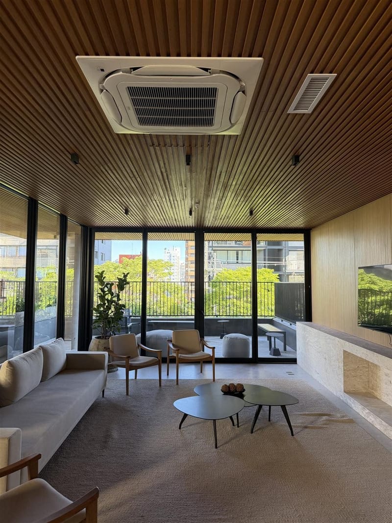Sala de estar com forro em EcoRipado de madeira ecológica