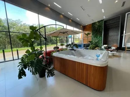 Pacote Spa Pronto: spa de hidromassagem com acabamento em madeira