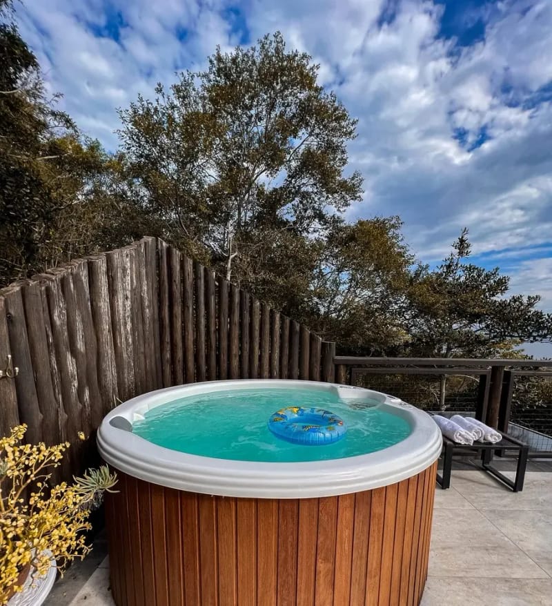 Pacote Spa Completo: spa de hidromassagem com acabamento em madeira