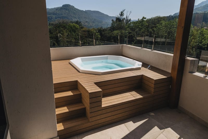 Spa elevado sobre deck de madeira ecológica EcoÚtil em varanda com vista para a montanha, Rio de Janeiro