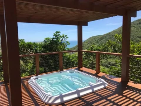 Pacote Spa Completo com Deck: spa de hidromassagem com acabamento em madeira