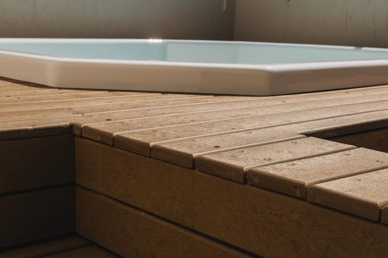 Acabamento de borda do deck de madeira ecológica junto ao spa, sem parafuso aparente