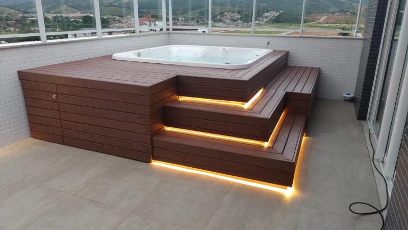 Spa de hidromassagem embutido em deck de madeira ecológica EcoÚtil com degraus iluminados